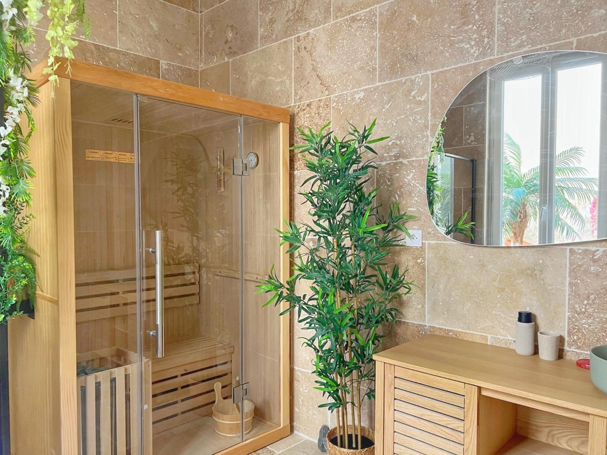 Bien-etre Au Naturel, Room, Jacuzzi Sauna, Centre-historique