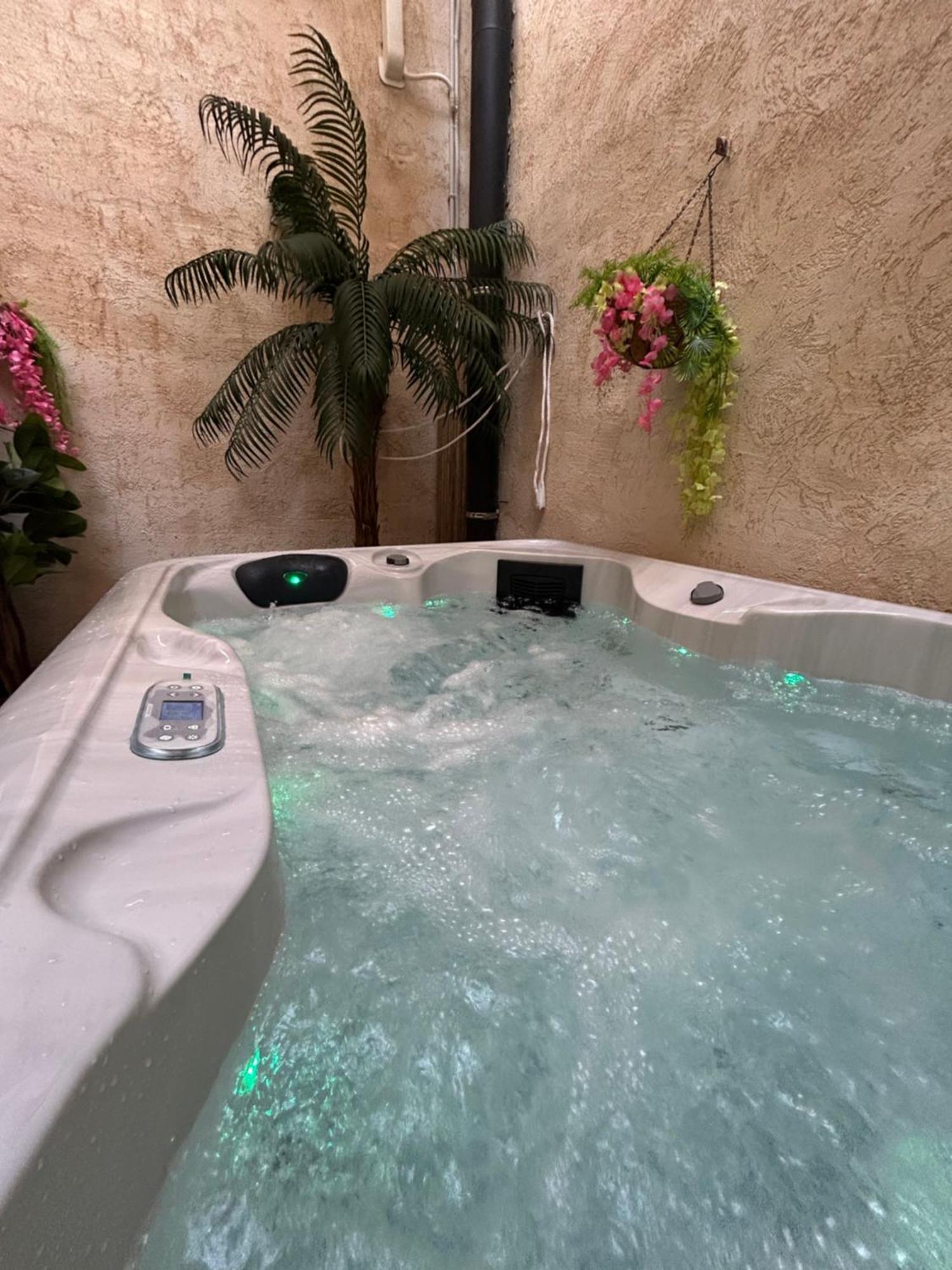 Bien-etre Au Naturel, Room, Jacuzzi Sauna, Centre-historique Apartment